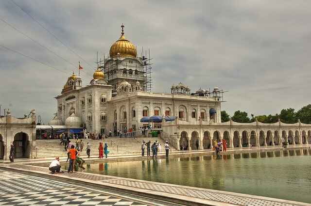 Bangla Sahib Gurudwara in Delhi, a prominent Sikh temple known for its beautiful architecture, serene atmosphere, and community kitchen.